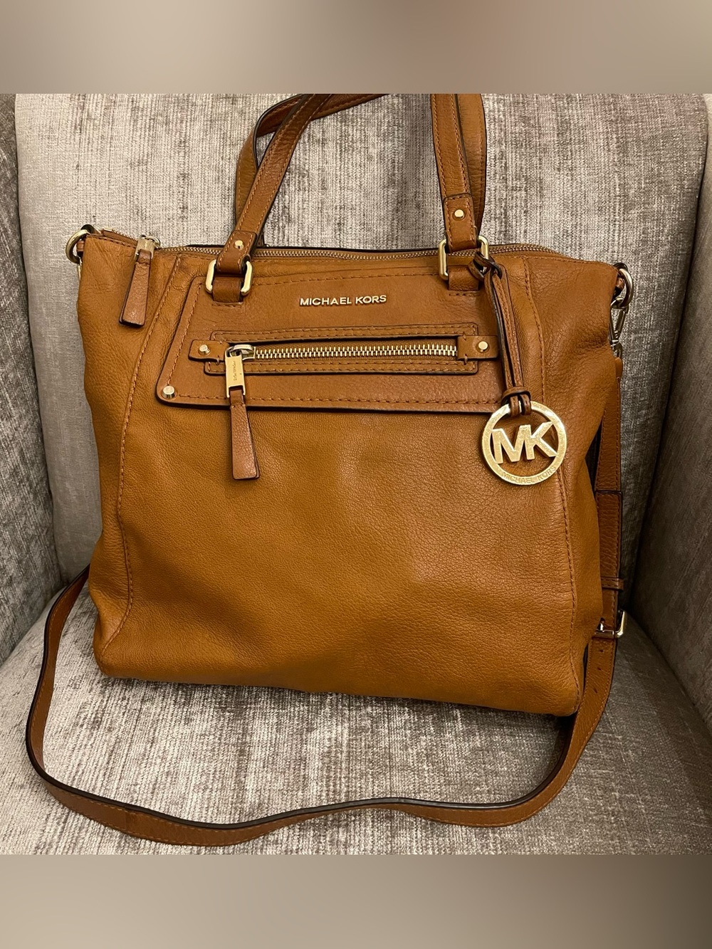 MICHAEL KORS NAVY WRISTLET